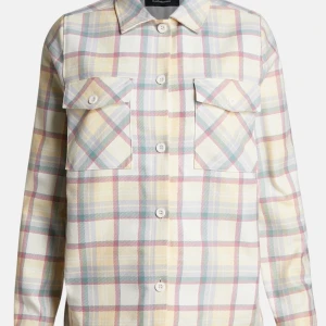 Peak performance jacka - Säljer nu min fina peak jacka som är skjortinspirerad och köptes in i år i juli, alltså nästan oanvänd:) Nypris 2200kr Mitt pris 800kr