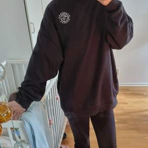 Oanvänd sweatshirt från Gymshark! Oversized passform. Liten legacy logga fram och större på ryggen. Strl S. 300 kr. Frakt tillkommer. Kan mötas upp i Stockholm vid specifika datum då jag är där ibland :)