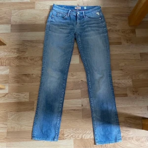 Replay jeans - Lågmidjade raka jeans från replay med fina detaljer. Fint skick men lite slitna längst ner på benen på baksidan som syns på bild 2. Står W27. Midjemått 37cm tvärs över. Grenhöjd 20cm. Innerbenslängd 77cm. Går ner till golvet på mig som är 162❣️