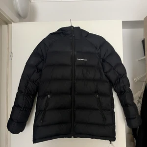 Peak Performance Jacka - En Peak Performance jacka dam i storlek L🙆🏼‍♀️  jackan är i använt men fint skick, någon enstaka fläck och det bandet man drar åt nertill har åkt ur men går säkert att laga! Jackan är normal i storlek skulle jag säga Finns i Gävle!