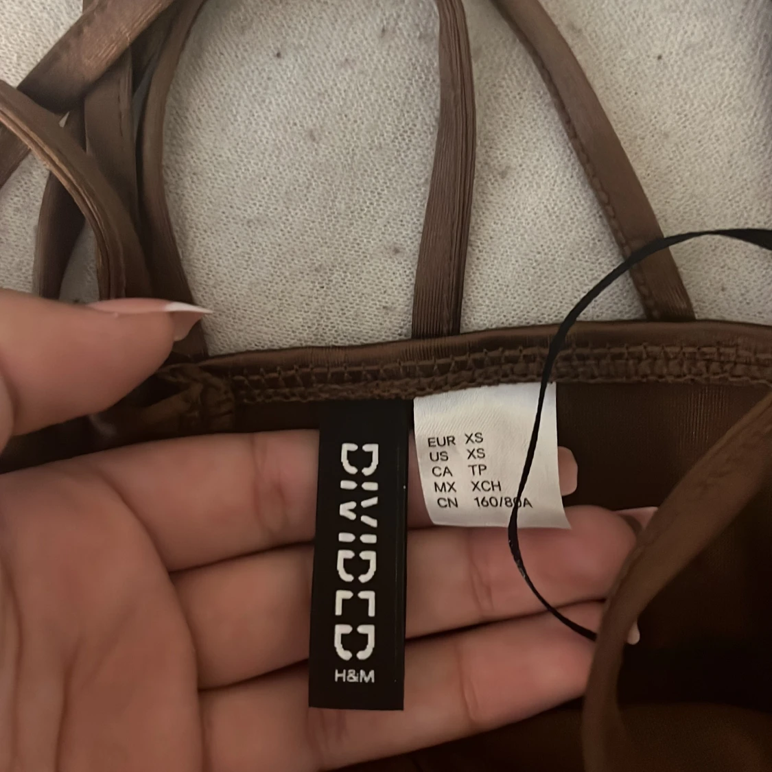 Ett linne som jag har använt 1 gång och den är för liten på mig🤎 - 91