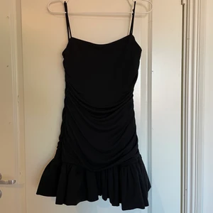 klänning med volanger från zara - en (skitfin!) svart klänning med volanger från zara. den andra bilden visar baksidan. köpte den utomlands men har ej använt så lappen sitter kvar.
