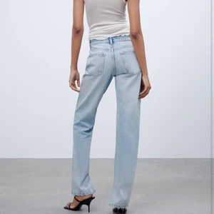 Zara Mid rise jeans - Själjer dessa jeansen som inte går att få tag på längre. Priset går att diskutera!🥰