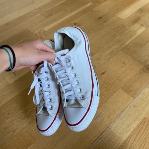 Vita converse - Vita converse köpta här på Plick, då dem inte passade mig säljer jag vidare. Gott skick, har själv aldrig använt. Ser nya ut
