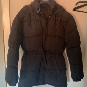Tjock svart vinterjacka - En svart vinterjacka ifårn bikbok, perfekt till vintern när det blir kallt.jackan är en XS men passar även en S. Använd fåtal gånger