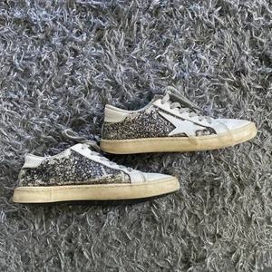 Superfina glittriga skor med stjärnor ifrån Le Temps Des Ceries City. - Köpta på Zalando och är nu helt slutsålda. Andvänt en del är derför lite slitna men inget man tänker på. Säljer pga att jag inte andvänder dem längre.