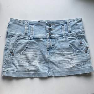 En snygg lågmidjan kjol från TRF denim rules. I storlek 34 men skulle säga att den är lite mindre i storleken, så passar 32 också. Köpt begagnad och aldrig använd för att den tyvärr inte passade.💘