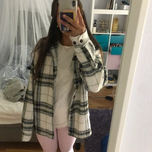 Rutig jacka - Säljer denna jacka/ kappa som är perfekt till höster och våren. Aldrig använd, helt ny och nyskick. Köpt på herrvadelning, strl S och sitter såhär på mig som har strl S i dam💕💕 
