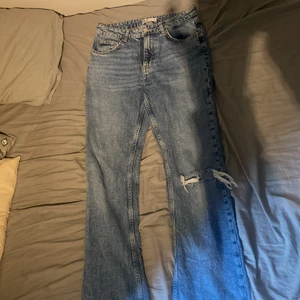 Blåa jeans - Jeans från Gina. På bilden ser det ut som en fläck men den syns ej i verkligheten. Säljer pga att jag har för många jeans. Köpta för 499kr (tror jag). Inte superanvända, lite smutsiga ner till då dom är ganska långa för mig som är 170.
