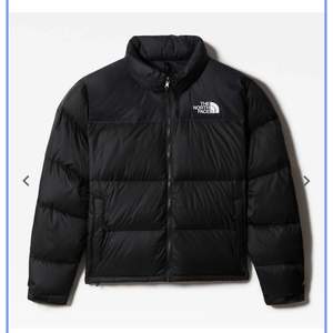 Säljer nu min super fina North Face jacka då den är för liten på mig! Verkligen perfekt nu till vintern!😍 Pris kan diskuteras 