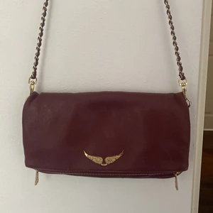 Zadig & voltaire  - Äkta Zadig & voltaire väska i färgen vinröd, köpt för 3900, bra skick knappt andvänd och sälj för inte kommer till andvändning längre.