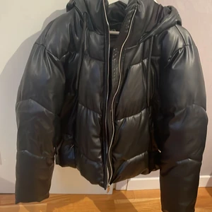 Faux puffer leather jacket ZARA - Hejj! Säljer min Zara jacka som jag köpte för 800kr eftersom att jag har gått ner i vikt och den passar inte mig längre. Den är väldigt varm och jag har inte tagit på mig den så många ggr,ca 5-7 gånger då jag har andra jackor.Priset kan diskuteras❤️