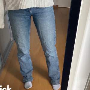 Säljer mina jeans från zara , i jätte bra skick men säljer pga de börjar bli försmå. Dem är mid Rise. 