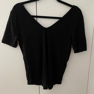 Svart tshirt med v ringning, strl S - Jätteskön och vill nästan inte sälja. Obs köparen står för frakt.