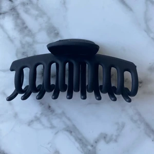 Svart hårklämma  - Svart hårklämma, aldrig använd💕