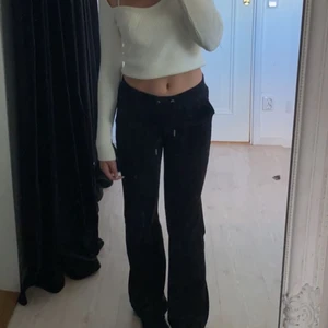 Svarta Juicy couture  - Jag säljer mina svarta juicy couture byxor i storlek xss då jag inte tycker att jag passar i dom så bra. Vi kan bådes mötas upp eller så skickar jag byxorna. Betalning genom swish. pris + frakt. Kontakta för mer bilder och information 