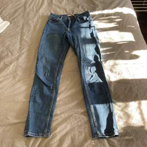 Blåa jeans från ginatricot. Köpte dom för ganska längesedan men dom är fortfarande bra kvalitet. Kontakta för mer bilder 