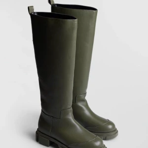 Höga boots - Snygga höga rubber boots grån gina. Strl 36 Använda en gång utomhus, men var för stora så fortfarande nyskick  Köparen står för frakten