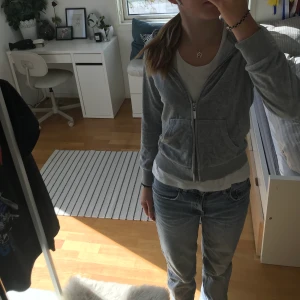 Hoodie - Supercool zip hoodie med paljetter på luvan. Storlek 11-12 år så passar en xxs-s. Har en liten defekt på ena armen, kom privat för bild, men inget man tänker på. Kolla gärna in mina andra annonser också. Budgivning vid många intresserade💕🫶🏼