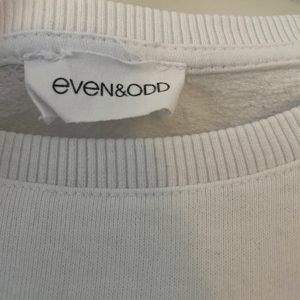 Fin vit sweatshirt från Even&Odd. Använd ett fåtal gånger. Tröjor & Koftor.