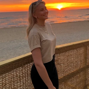 Beige topp - En croppad T-shirt i beige