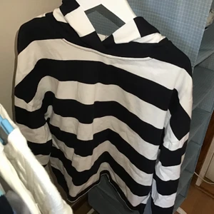 Oanvänd randig tröja/hoodie 🤎 - frakt:63kr  -så fint till en kjol eller ett par jeans 💕