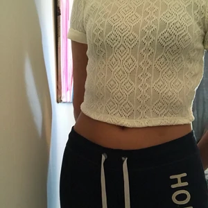 Vit tröja - Säljer en jättefin tröja från Zara. Den är använd några fåtal gånger. FRAKTEN STÄMMER INTE