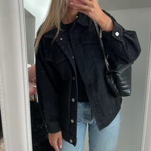 Oversized jeansjacka - Svart jeansjacka som är använd fåtal gånger. Den brukade ha ett skärp som är borta därav priset.