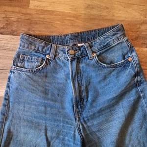 Säljer nu mina highwaisted wide jeans från h&m då de inte längre passar. De är i nyköpt skick förutom längst ner på byxbenen då de är lite naggade i kanten. Pris går att diskuteras ☺