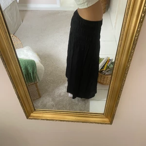 Långkjol - Lågmidjade långkjol, så himla fin till hösten och går att stylea till så mycket! Helt oanvänd! 