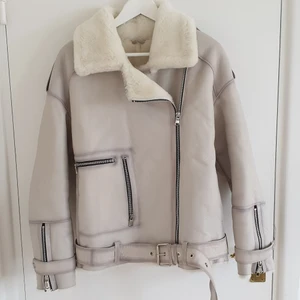 Varm äkta päls och läderjacka size M  - Italian leather/fur  Fick jackan som present av en släkting, dessvärre så är storleken lite för stor för mig och vill därför sälja jackan.   Storleken på jackan är Medium.