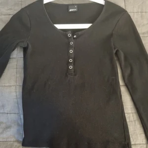 Långärmad gina tricot  - Jätte fin långärmad tröja från gina tricot i strl small, perfekt nu till hösten när de börjar bli lite kallare!