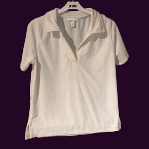 Piké T-shirt  - Väldigt mysig piké t-shirt som passar med intill allt🤍 passformen är rätt avslappnad men man ser häller inte ut som en påse🤩