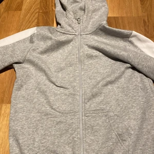 Peak performance zip hoodie  - En grå peak performance zip hoodie helt oanvänd som jag lägger upp r att den är för liten OBS TRYCK INTE PÅ KÖP DIREKT!!!!!!