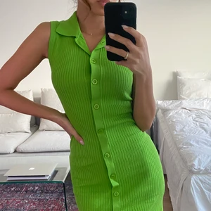 Ribbad klänning med knappar - ❣️Ärmlös, ribbad klänning med knappar framtill❣️Storlek: XS/S❣️Skick: använd endast en gång❣️