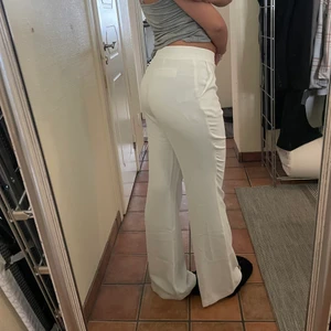 vita mid rise kostymbyxor  - säljer mina vita mid rise kostymbyxor från Nelly, finns inte kvar ❤️knappt använda ❤️ge ett bud eller köp direkt för 300❤️