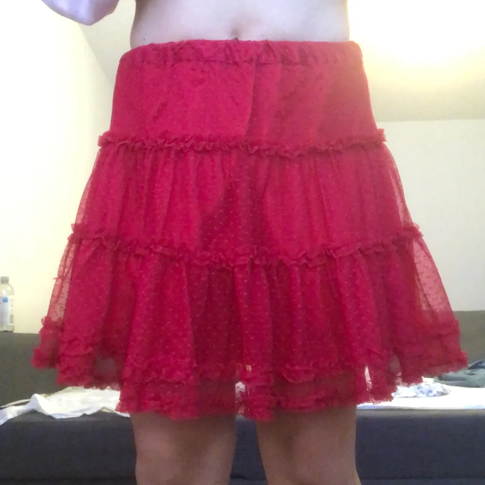 Röd kjol, fint skick, inga skavanker. Jag har storlek S/M men kan ha den utan problem.. Kjolar.