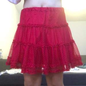 Röd kjol, fint skick, inga skavanker. Jag har storlek S/M men kan ha den utan problem.