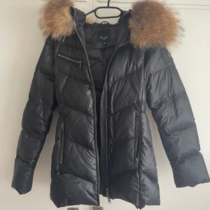 Hollies vinterjacka  - Hollies vinterjacka i ny skick köpt förra vintern. Den är storlek 32 men passar upp t 36/38. Köpte för 4500