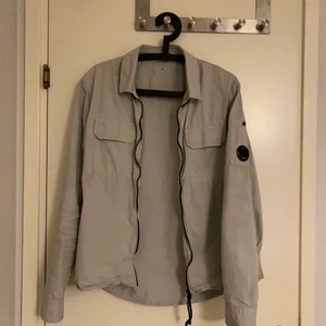 Cp company overshirt - Säljer min cp overshirt. Storlek M men passar S. 8,5/10 i skick då det inte är några hål eller fläckar på den alls. Kvitto och tag finns kvar. 