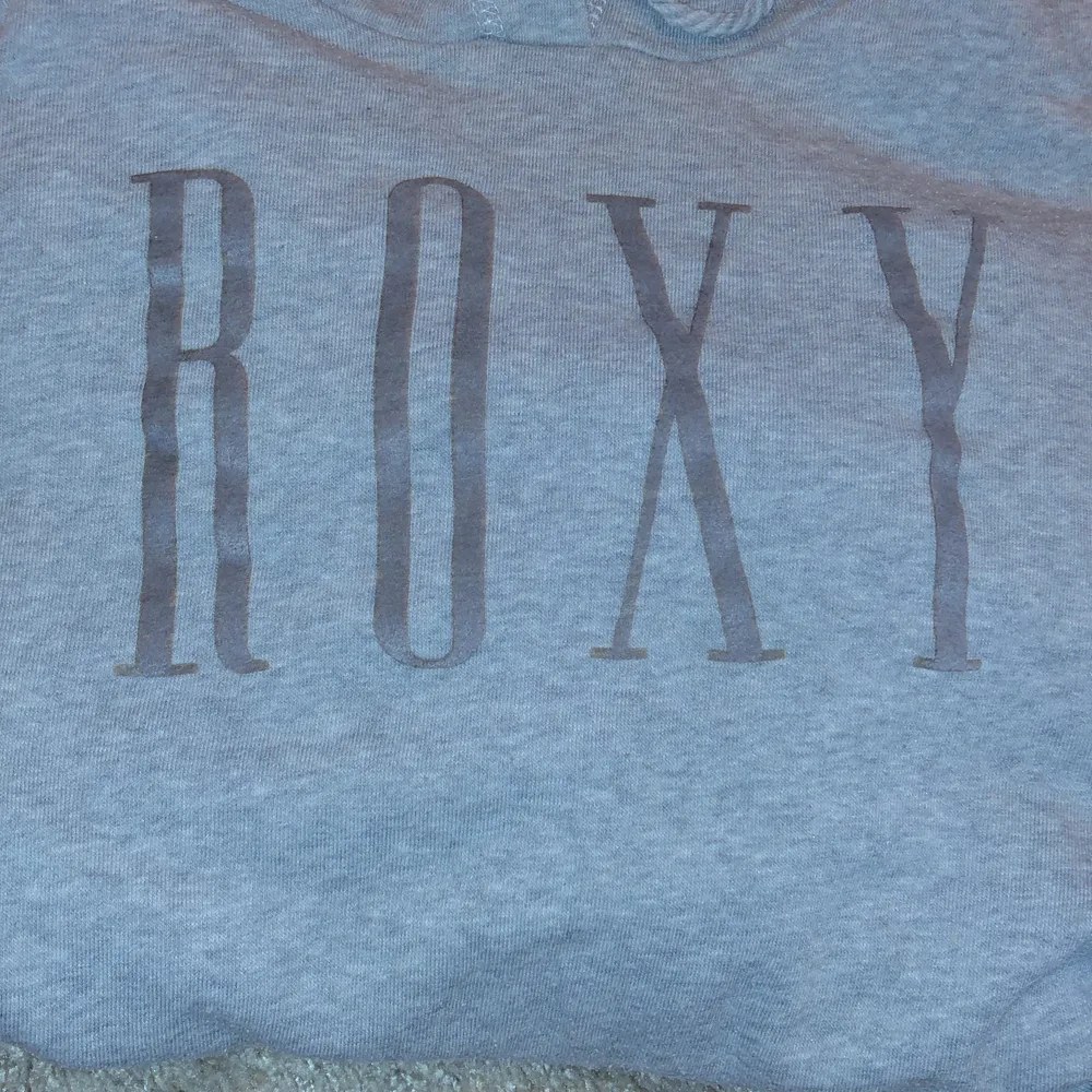 En grå Roxy hoodie Köpt på Teneriffa för 250.  . Hoodies.