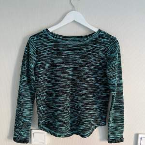 Svart/blå melerad tröja från H&M i storlek 158/164, skulle säga att den är som en XS. Använd ett par gånger men är som i nyskick.