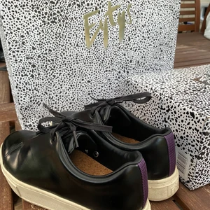 Eytys - Säljer mina eytys DOJA i skinn- och snörningsmodellen. Strl 38. Jättefint skick och låda + dustbag medföljer om så önskas.  Nypris: 1 800kr Mitt pris: 1 000kr