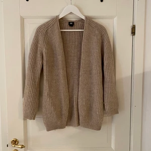 Stickad kofta - Beige stickad kofta från hm 
