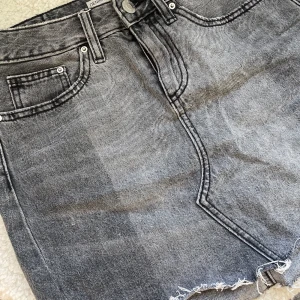 Kjol - Säljer min gråa jeanskjol från ginatricot, fint skick & i storlek 34/36. Säljer för 100kr!