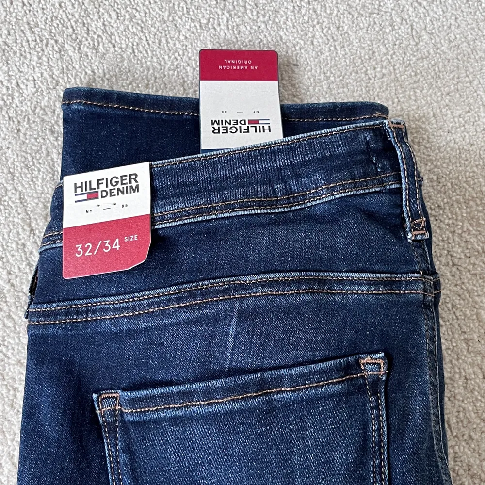 Helt nya Tommy Hilfiger jeans, som dessutom är lågmidjade. De är för stora och något långa på mig (160cm storlek Xs) men annars är de riktigt snygga å bekväma!!. Jeans & Byxor.
