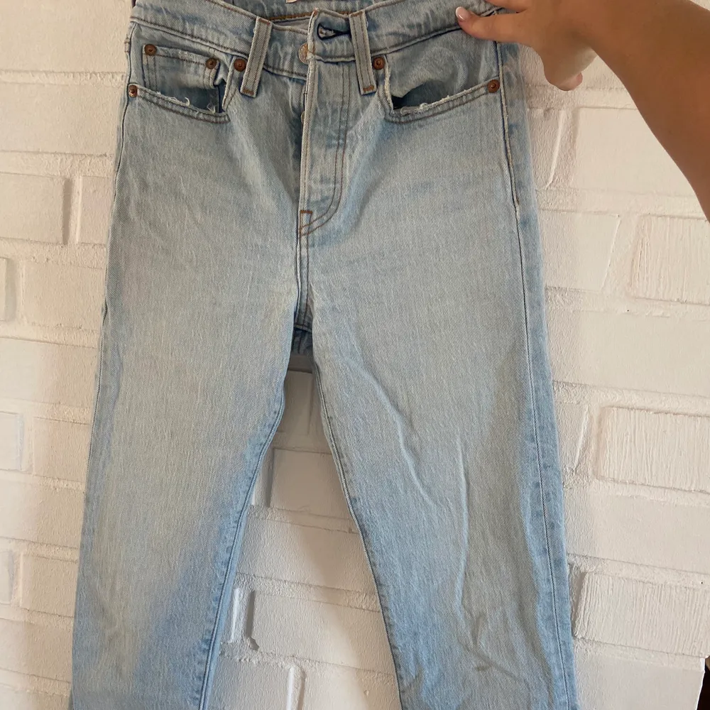 Levis jeans i modellen Wedgie Straight. Storlek 24 vilket motsvarar 34/XS Inga bilder på då dem inte passar mig. . Jeans & Byxor.