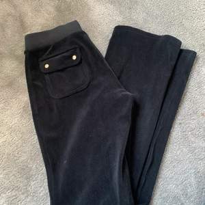 juicy couture byxor - Säljer dessa äkta juicy couture byxor som är en gammal modell (köpta 2019), de är svarta med guld detaljer och superfina verkligke men tyvärr blivit lite korta på mig som är 175❤️ kom dm om du vill ha mer bilder eller är intresserad❤️ TRYCK EJ PÅ KÖP NU❤️