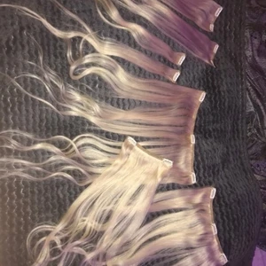 Löshår clip on 60cm  - Äkta löshår clip ons från Taj mahal 7 pieces, längd: 60cm färg: #60 Köpt för 1380kr använd 3 gånger som ny går att locka, platta, har lockat håret engång  Jätte bra kvalitét Ser lite gult ut på bild två men är verkligen platina blont Håret går till naveln