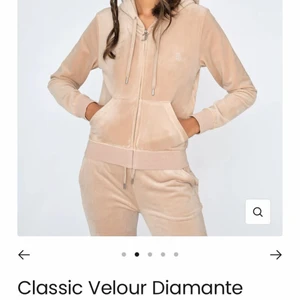 Juciy cunture  - Säljer min Juciy cunture kofta. Ljuset är konstig i mitt rum men koftan är rosa/beige. Har också byxorna till om vi vill ha båda får ni dom för 1300. Skriv för fler frågor.(TRYCK INYE PÅ KÖP NU).💕